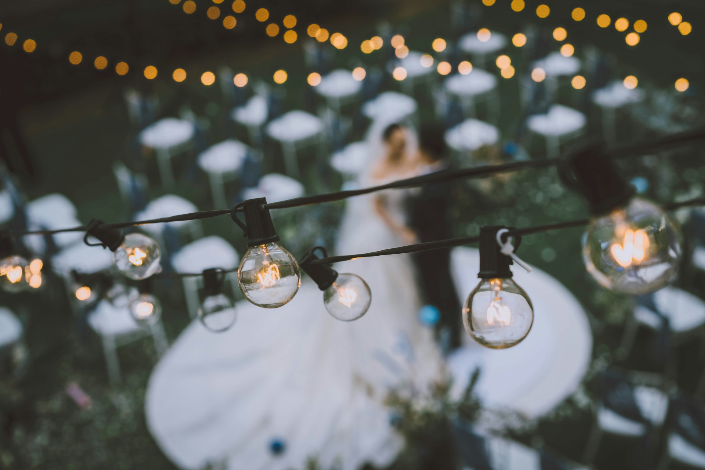 Warme Lichterkette mit weichem Bokeh über einer eleganten Abendveranstaltung